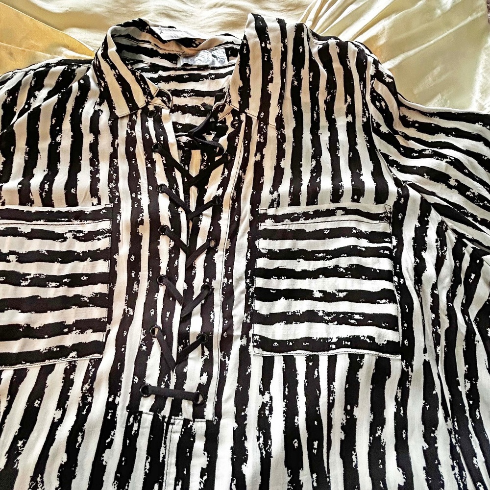 TUNIC, VERTICAL STRIPES, BLACK & WHITE, SIZE 22, POCKETS, LONG SLEEVES WITH BUTT
